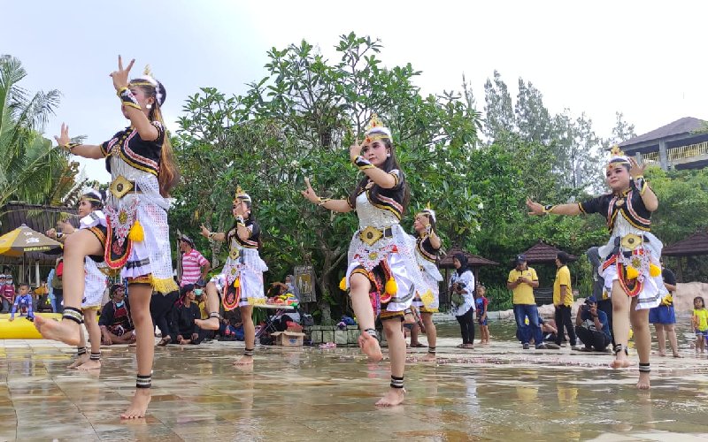 Gelar Tradisi Padusan, Jogja Bay Waterpark Hadirkan Jatilan, Angklung & Bubble Foam Party