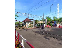 Meski Motor Dituntun, Nyeberang Teteg Sepur Malioboro Tetap Dilarang