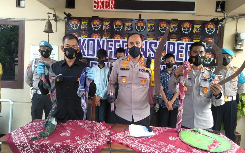 Polisi & Warga Grebek Markas Geng BHC di Palbapang Bantul, Celurit & Pedang Ditemukan