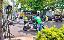 Polisi Tilang Pengendara yang Lewat di Pelintasan Kereta Api Teteg Malioboro    