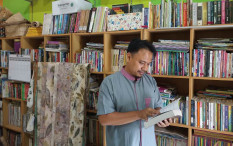 Sudah 14 Tahun Dirikan Taman Bacaan, Pria Ini Berdayakan Warga lewat Buku 