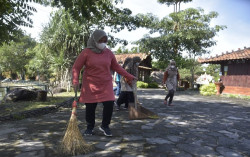 Sambut Wisatawan saat Libur Lebaran dengan Reresik Dhayohe Teka 