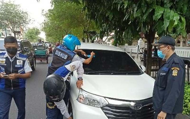 Polisi Tilang Mobil Parkir di Bahu Jalan Malioboro