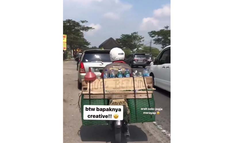 Jalanan Menuju Jogja Merayap, Aksi Tukang Bensin Ini Tuai Pujian