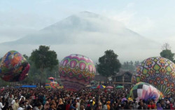 Hari Terakhir Festival Balon Udara Wonosobo, Ribuan Orang Padati Lapangan Reco