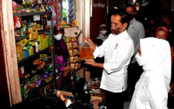 Jokowi Cek Harga Minyak Goreng Curah di Muntilan