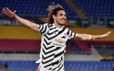 Pamit dari Manchester United, Edinson Cavani Acungkan Jari Tengah ke Suporter