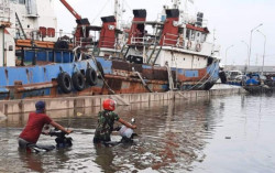 Akses ke Tanjung Emas Tergenang Banjir Rob, 500 Peti Kemas Kena Dampak