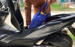 Aktivitas Kembali Padat, Simak 5 Tips Aman Membawa Barang dengan Sepeda Motor