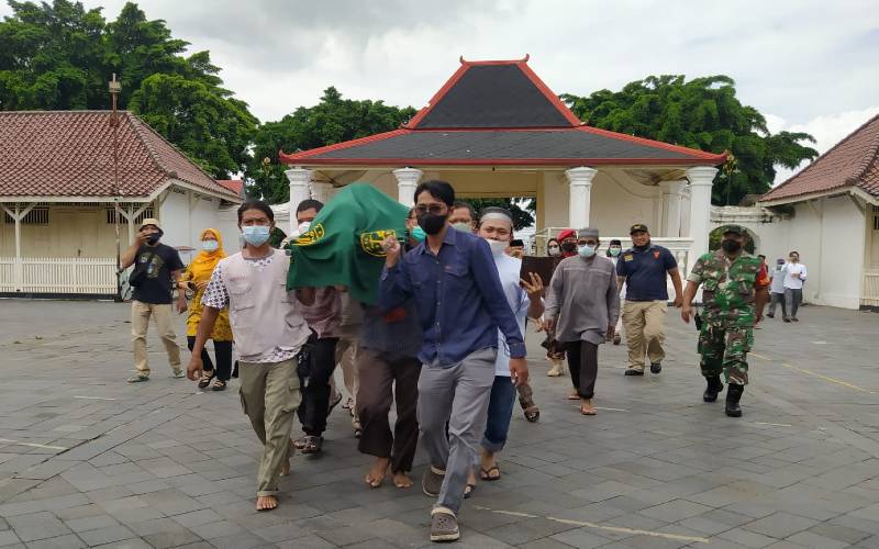 Jenazah Buya Syafii Maarif Sampai di Masjid Gede Jogja untuk Disalatkan