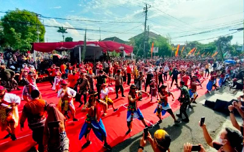Flashmob Tari Cikal Gunungkidul Jadi Pembuka Pawai Budaya Peringatan Hari Jadi