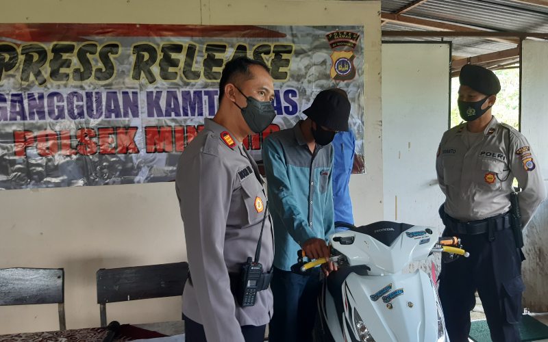 Mabuk, Pria Gondol Motor Teman Sendiri