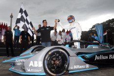 Naik Safety Car di Sirkuit Formula E, Anies: Perut Ketinggalan