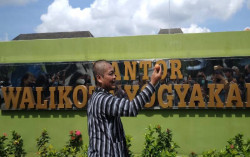 Haryadi Ditangkap KPK, Warga Cukur Gundul di Balai Kota Jogja