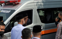 Ridwan Kamil Antar Jenazah Eril Sambil Gendong Arka