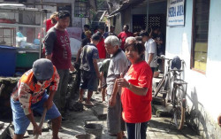 Kader PDIP Ngampilan dan Warga Kerja Bakti Bantu Korban Kebakaran