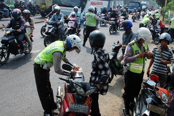 Polisi Larang Pengendara Naik Sepeda Motor Pakai Sandal Jepit