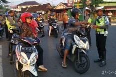 Benarkah Naik Motor Pakai Sendal Jepit bakal Ditilang? Ini Penjelasan Polri