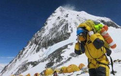 Gletser Gunung Everest Mencair Gara-Gara Dikencingi Turis