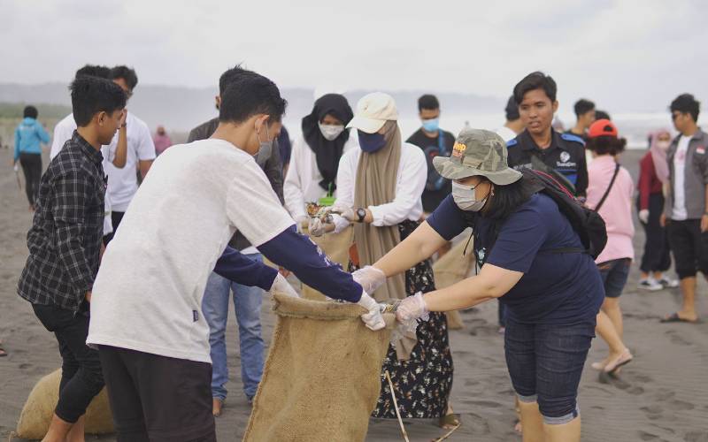 Rayakan Anniversary Moana Bike Tour Ajak Masyarakat dengan Beach Clean Up dan Pelepasan Tukik 
