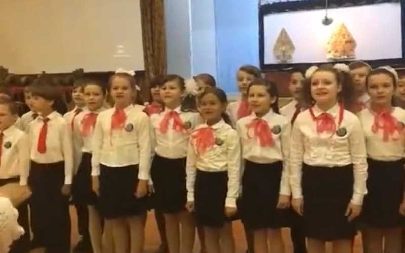 Anak-Anak Ukraina Lantang Nyanyikan Indonesia Raya, Sambut Jokowi?