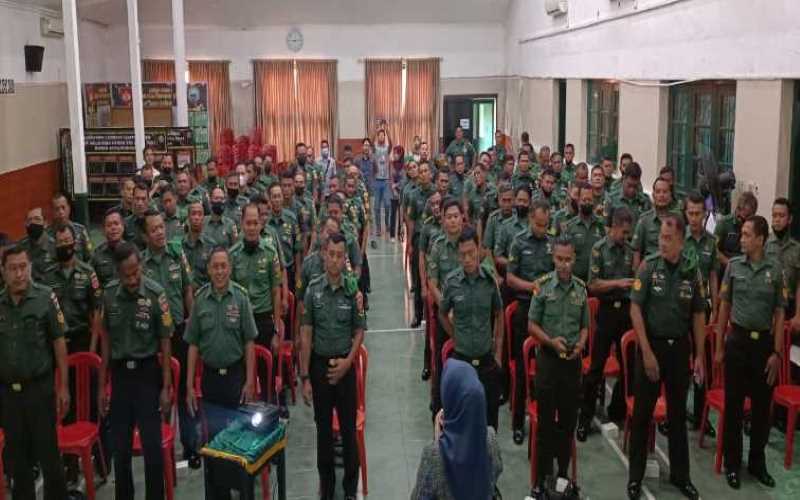 Anggota TNI AD Ramai-Ramai Unduh PLN Mobile