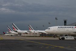 Puluhan Penerbangan Dibatalkan karena Pemogokan di Paris