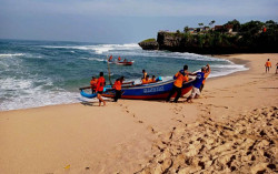 Wisatawan Terseret Ombak Pantai Drini, Pencarian Hingga Senin Sore Masih Nihil