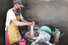 Baru Hari H Iduladha, Antrean Giling Daging di Pasar Wates Sudah Mengular