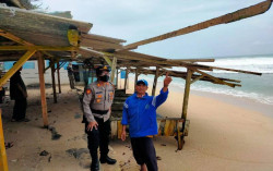 Uang Jutaan Rupiah Hilang Tersapu Gelombang Pantai Indrayanti