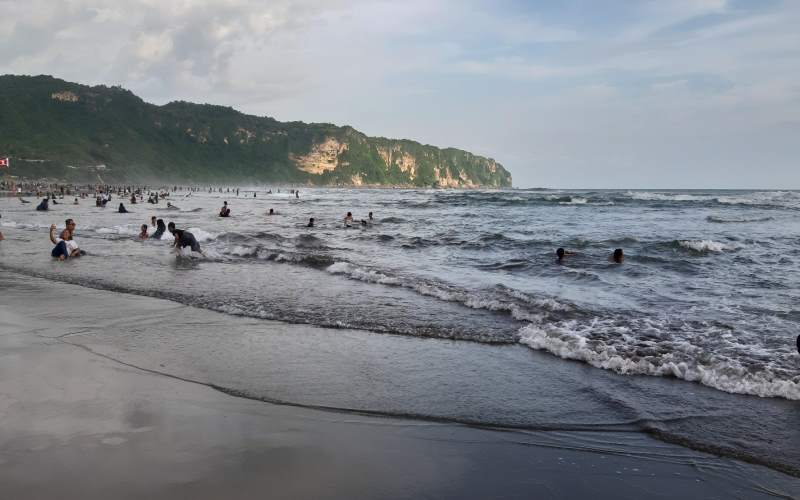 Pantai Bantul Dihantam Gelombang Tinggi, Dinas Pariwisata: Tetap Aman untuk Wisata