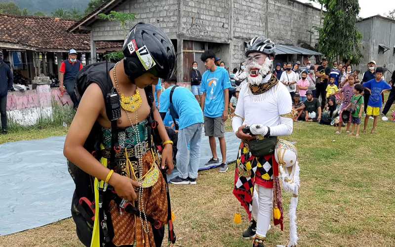 Seru dan Unik! Atlet Paralayang Terbang dengan Memakai Kostum Wayang