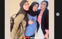 PS Glow dan MS Glow Damai, Shandy Purnamasari dan Septia Siregar Pelukan