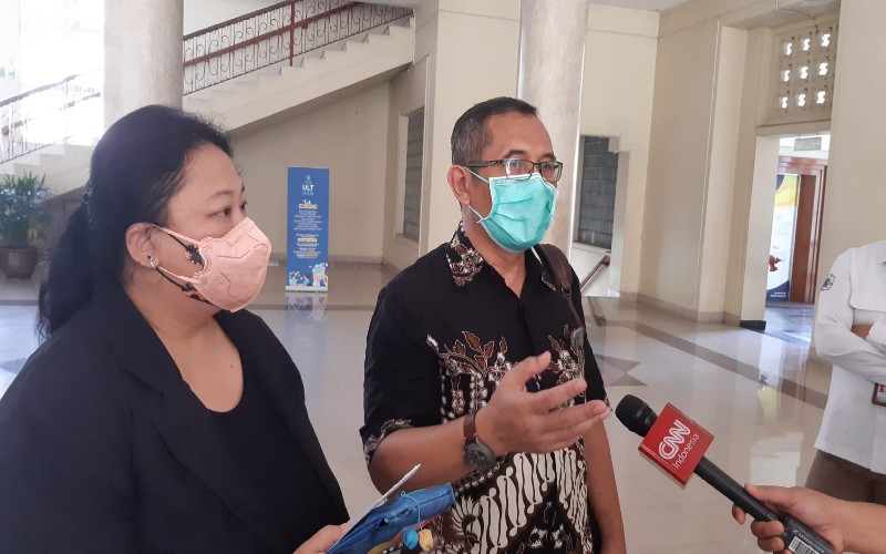Rektor UGM Jatuhkan Sanksi ke Dosen Karna Wijaya yang Ejek Ade Armando
