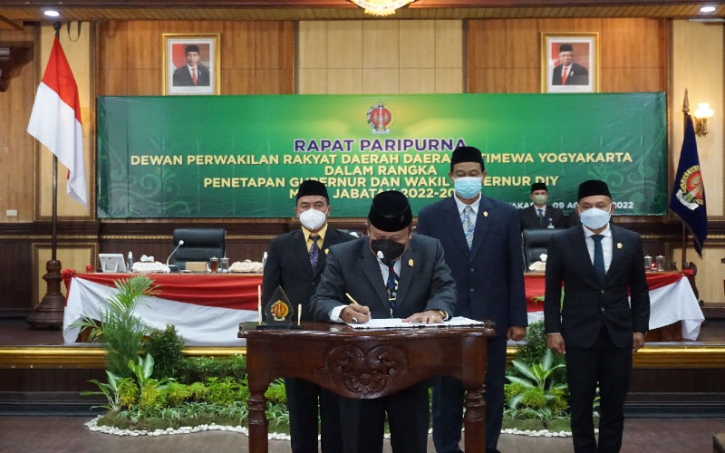 Penetapan Sultan HB X sebagai Gubernur DIY 2022-2027 Diwarnai Tepuk Tangan & Kata Setuju