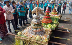 Ungkapkan Syukur, Nelayan Pantai Depok Bagikan 5.000 Bungkus Nasi Gurih