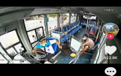 Viral! Sopir Trans Jogja Teman Bus Pertahankan Tas Sambil Nyetir, Tarik Menarik dengan Pencuri