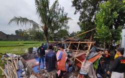 Rumah di Sleman Roboh Diterjang Angin, Seorang Anak Terjepit Reruntuhan