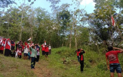 Berduka karena Lahan Bakal Ditambang, Warga Wadas Kibarkan Bendera Setengah Tiang di HUT RI