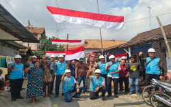 PLN Unit Induk Distribusi (UID) Jateng-DIY Bagikan 1.000 Bendera Merah Putih