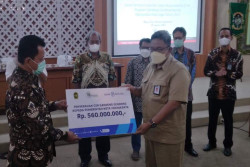 Bantu Entaskan Kemiskinan, BPD DIY Berikan CSR Ratusan Juta ke Program Gandeng Gendong