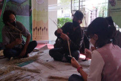Pelajar Antusias Ikuti Workshop Wayang Suket di Pameran Satu Dasawarsa UUK Jogja