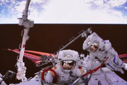 Spacewalker China Tuntaskan Tugas di Luar Angkasa