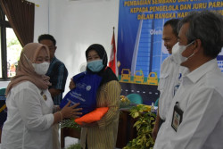Pemkab Sleman Bagikan Sembako dan Starter Kit ke Para Juru Parkir