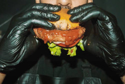 Makan Burger Rasa Daging Manusia di Swedia