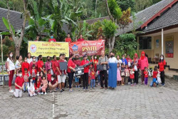 Para Muda-mudi Tionghoa Jogja Beri Bantuan untuk Sekolah di Kulonprogo