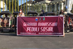 Beda dengan Lainnya, Mahasiswa di Bantul Demo Tolak Kenaikan BBM di Pantai