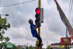 Dishub Kulonprogo Peringati Harbubnas, Bagi Sembako untuk Jukir hingga Bersihkan Lampu APILL