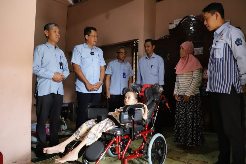 Lumpuh sejak Usia 6 Tahun, Gadis Ini Terima Bantuan Kursi Roda dari Pemkab Sleman