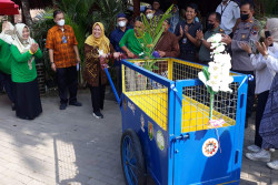 BOB Serahkan 10 Gerobak Sampah di Borobudur